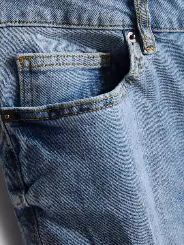 Jeans de cintura média e corte justo