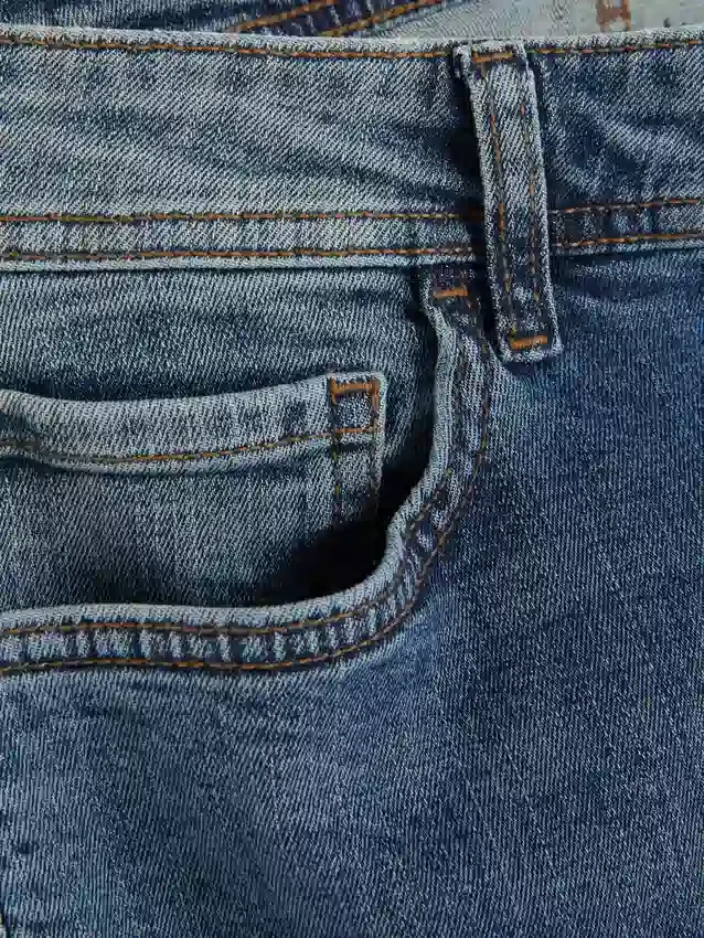Jeans de cintura média e corte justo