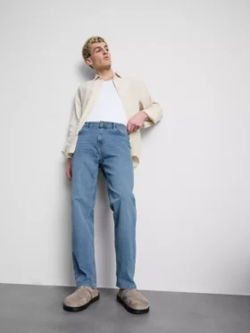 Jeans de cintura média e perna reta