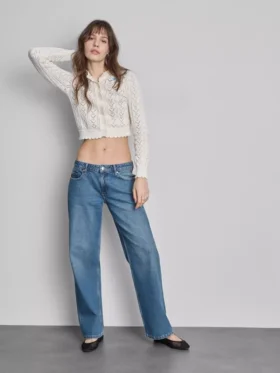 Jeans de corte reto, cintura baixa e estilo descontraído