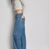 Jeans de corte reto, cintura baixa e estilo descontraído