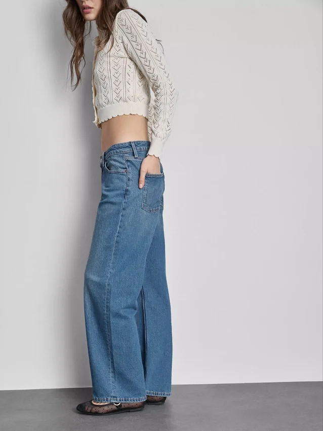 Jeans de corte reto, cintura baixa e estilo descontraído