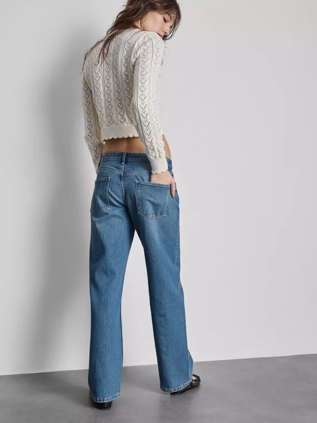 Jeans de corte reto, cintura baixa e estilo descontraído