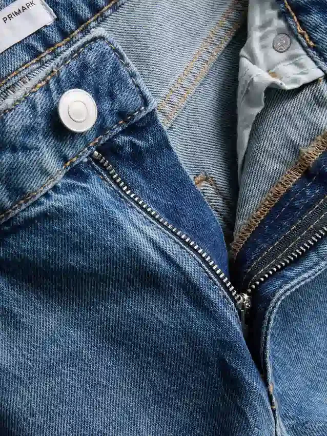 Jeans de corte reto, cintura baixa e estilo descontraído
