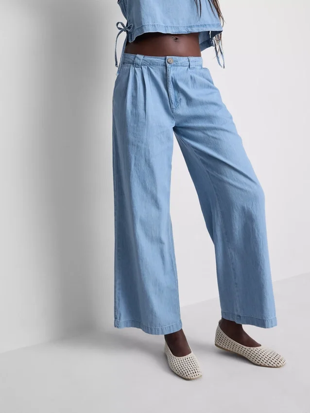 Jeans de ganga de algodão com pregas e perna larga
