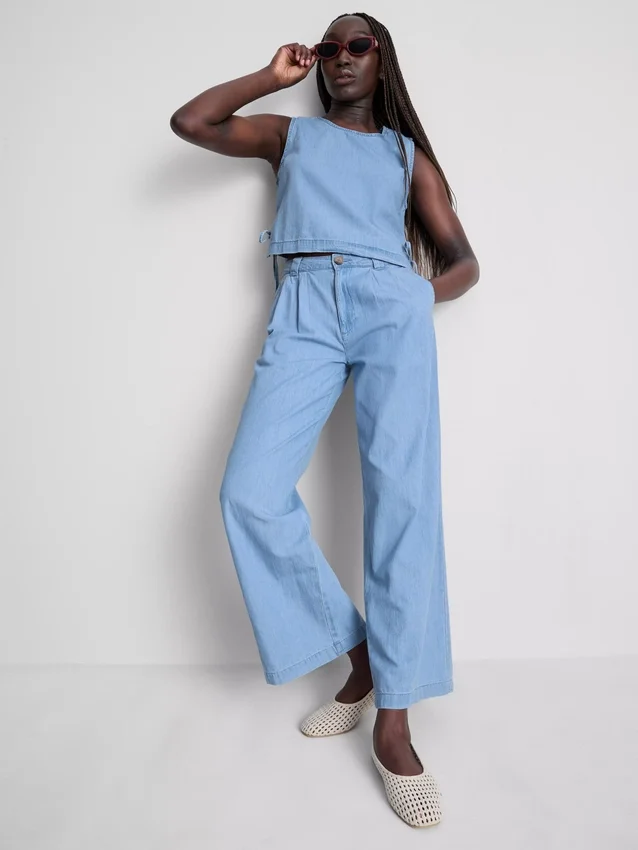 Jeans de ganga de algodão com pregas e perna larga