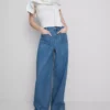 Jeans de perna larga com bolsos à frente