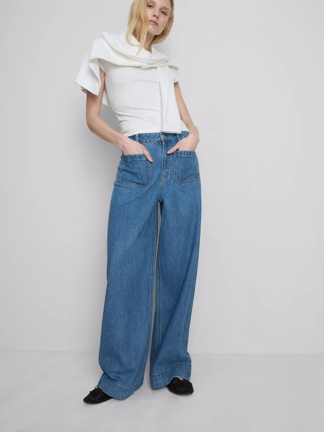 Jeans de perna larga com bolsos à frente