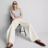 Jeans de perna larga com bolsos à frente