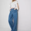 Jeans de perna larga com bolsos à frente