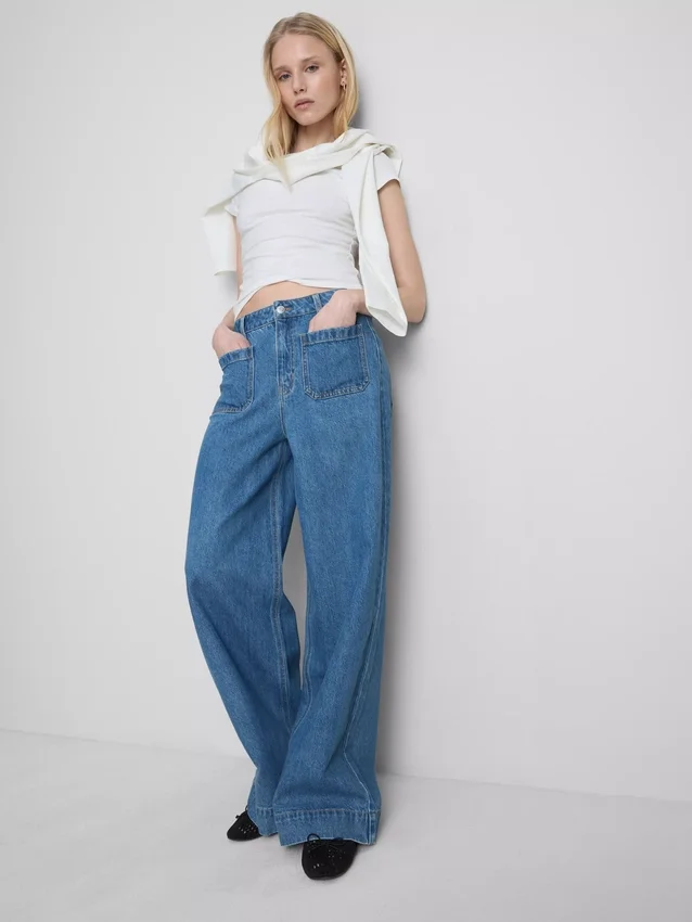 Jeans de perna larga com bolsos à frente