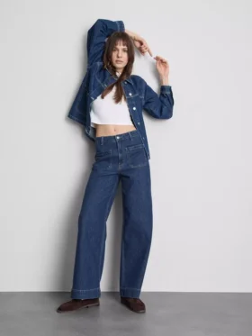 Jeans de perna larga com bolsos à frente