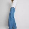 Jeans de perna larga com bolsos à frente
