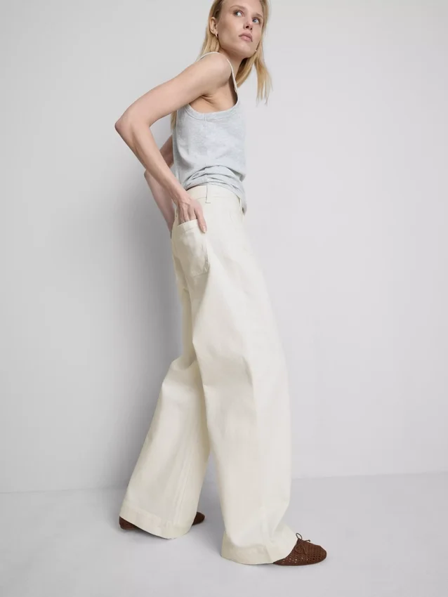 Jeans de perna larga com bolsos à frente