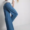 Jeans de perna larga com bolsos à frente