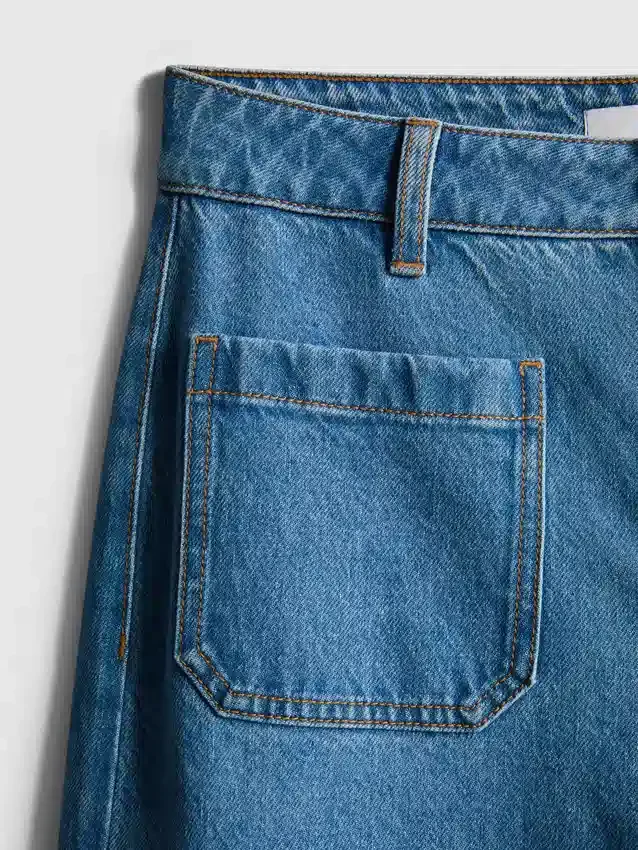 Jeans de perna larga com bolsos à frente