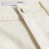 Jeans de perna larga com bolsos à frente