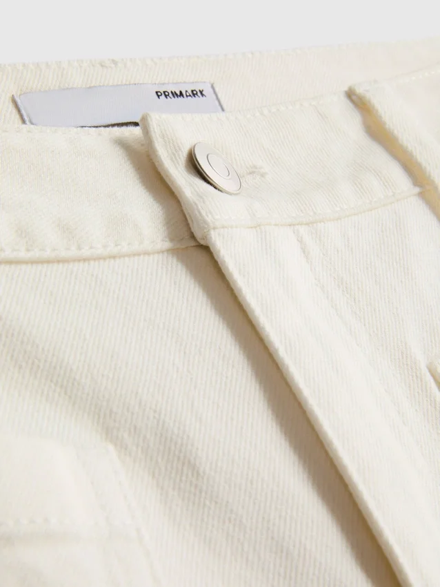 Jeans de perna larga com bolsos à frente