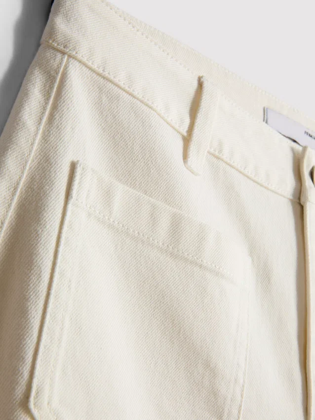 Jeans de perna larga com bolsos à frente