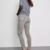 Jeans justos com elevado teor de algodão
