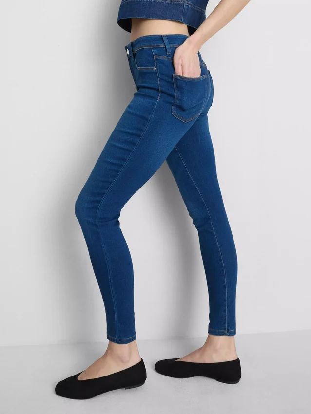 Jeans justos de cintura média Essential | regular