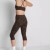 Leggings capri desportivas com padrão de leopardo