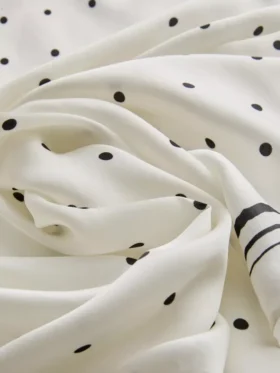 Lenço quadrado com bolinhas