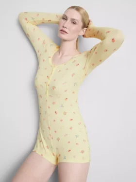 Macacão de dormir com canelado e estampado floral