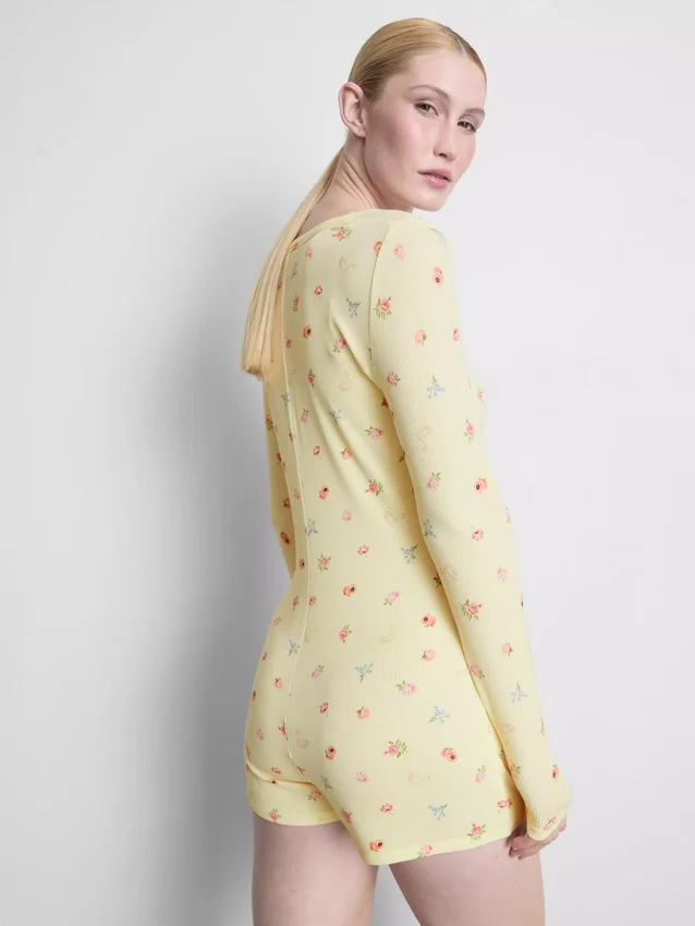 Macacão de dormir com canelado e estampado floral