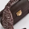 Mala a tiracolo com detalhe de lenço