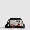 Mala de câmara a tiracolo com o Mickey Mouse da Disney
