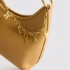 Mala de ombro com detalhes em pingente