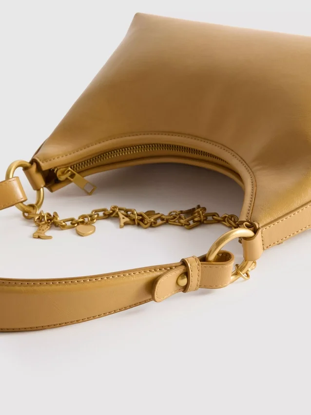 Mala de ombro com detalhes em pingente