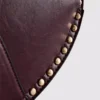 Mala de ombro com tachas em imitação de couro da Paula Echevarría
