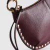 Mala de ombro com tachas em imitação de couro da Paula Echevarría