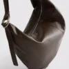 Mala de ombro folgada com detalhe de argola
