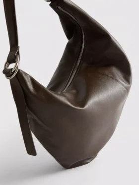 Mala de ombro folgada com detalhe de argola