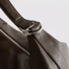 Mala de ombro folgada com detalhe de argola