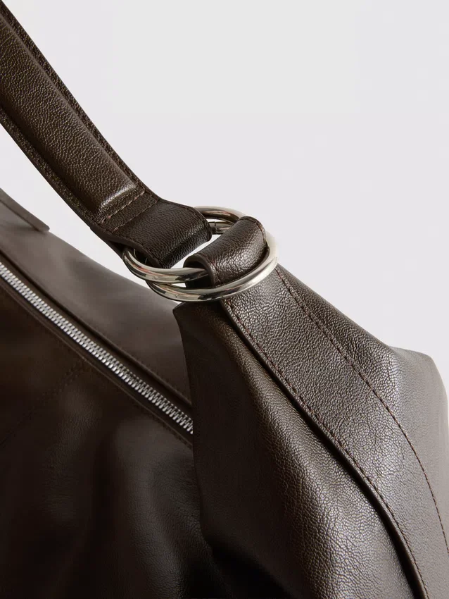 Mala de ombro folgada com detalhe de argola