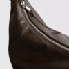 Mala de ombro folgada com detalhe de argola