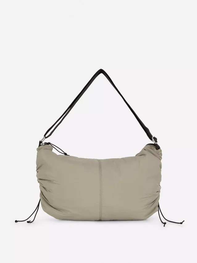 Mala tipo sling com detalhe de cordão