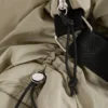 Mala tipo sling com detalhe de cordão