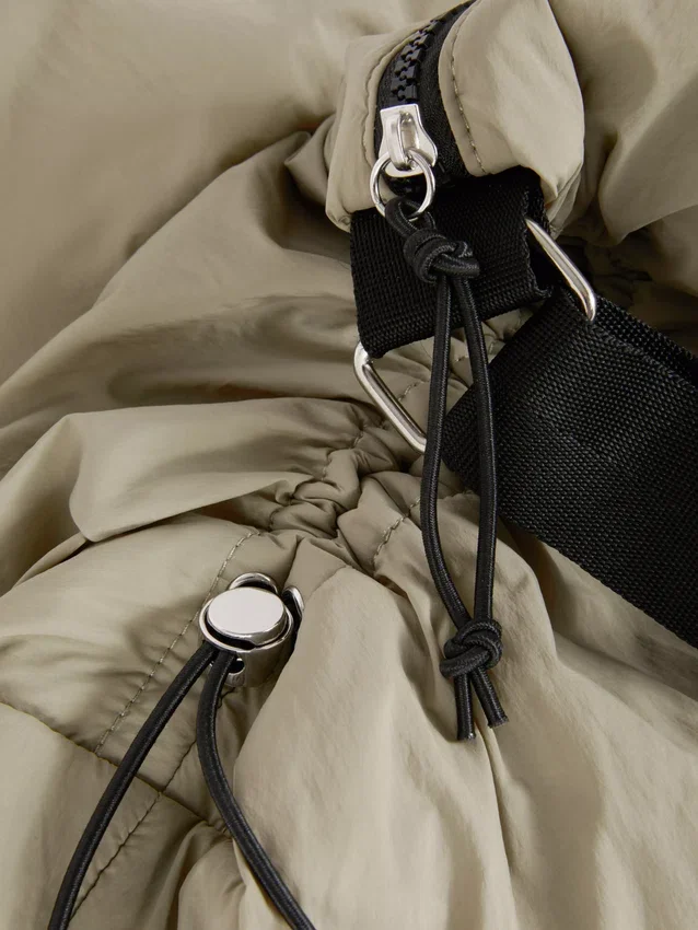 Mala tipo sling com detalhe de cordão