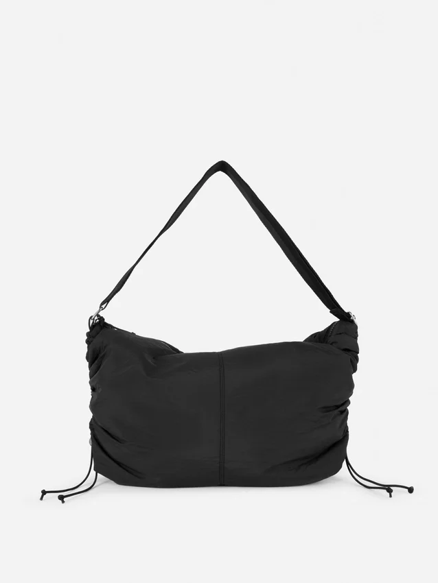 Mala tipo sling com detalhe de cordão
