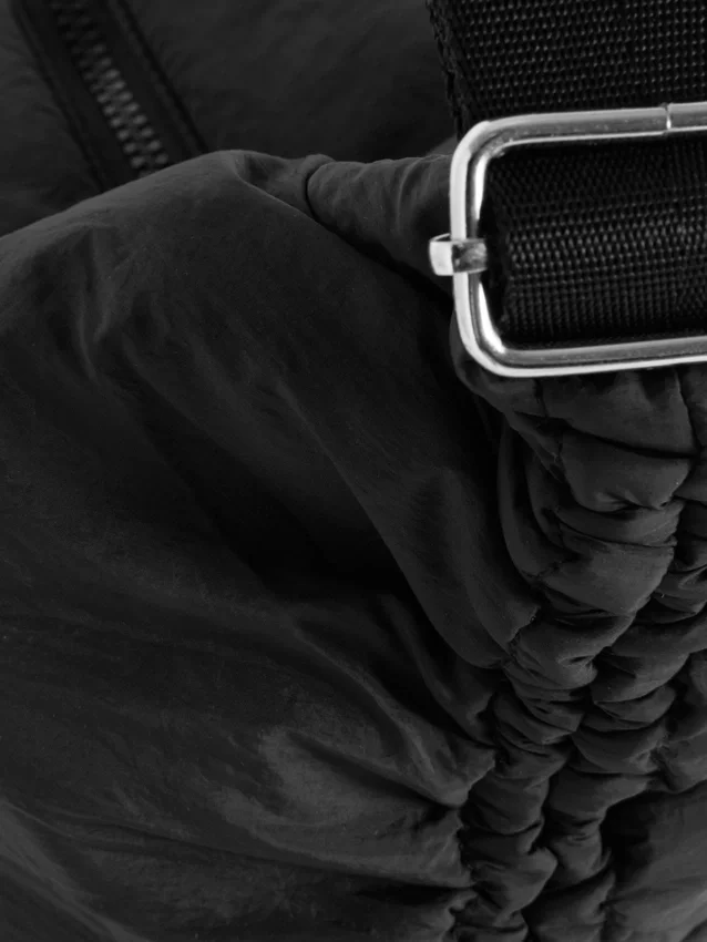 Mala tipo sling com detalhe de cordão