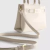 Mini-bolsa com detalhe de fivela