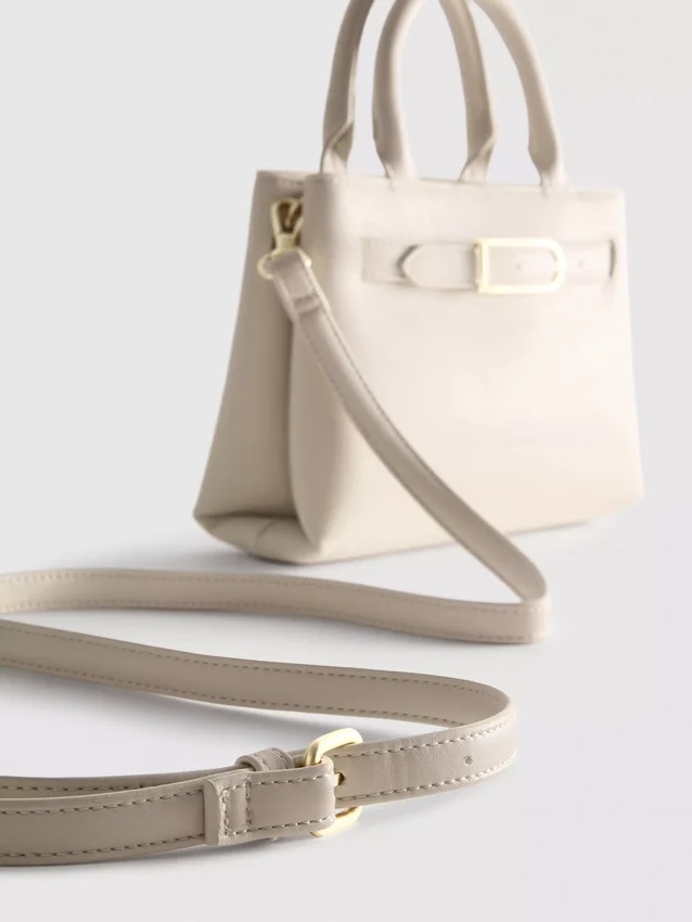 Mini-bolsa com detalhe de fivela