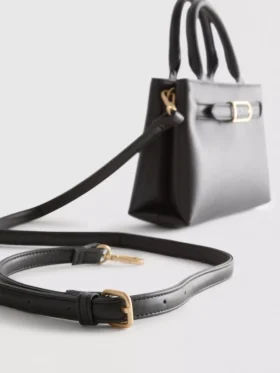 Mini-bolsa com detalhe de fivela