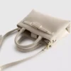 Mini-bolsa com detalhe de fivela
