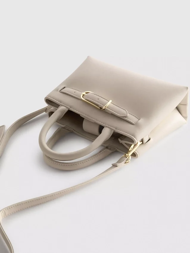 Mini-bolsa com detalhe de fivela